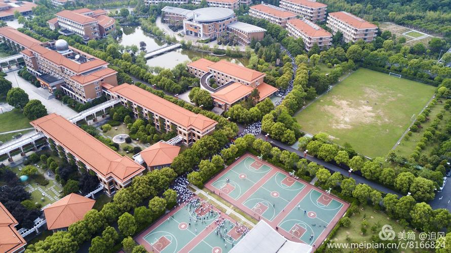 航拍义乌中学校园马拉松