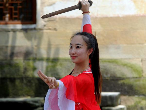 百件明清古兵器现身武汉 汉服女子持剑显侠女风范