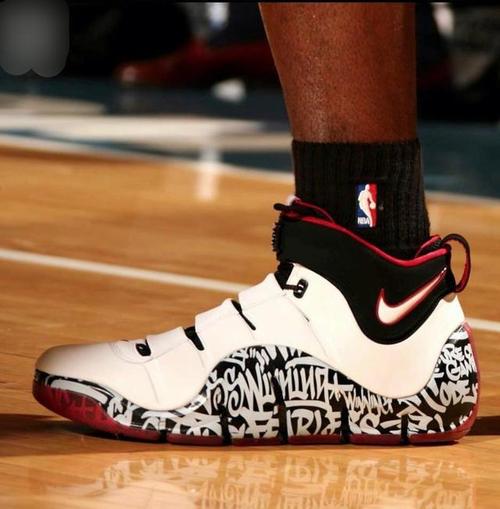 詹姆斯17代签名球鞋中!颜值巅峰非詹4莫属!13年过去无
