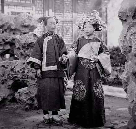 清朝,大户人家的小姐,比如今女明星还美,请无视旁边的丫鬟