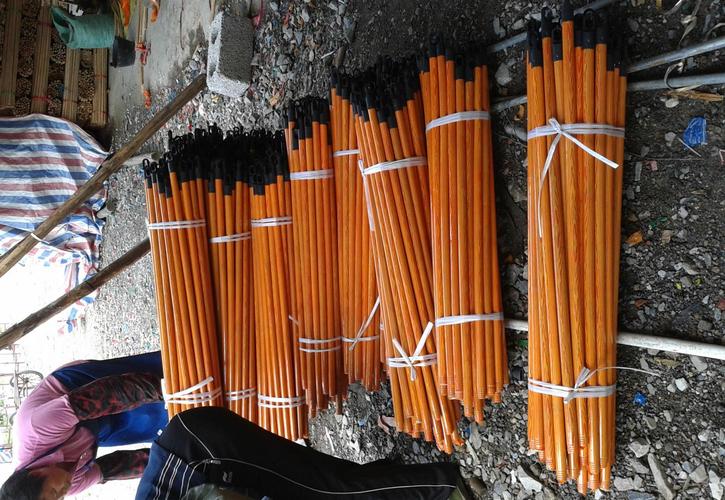 请注意:本图片来自贵港市港北区根竹乡聚鑫扫把柄厂提供的套胶扫把杆