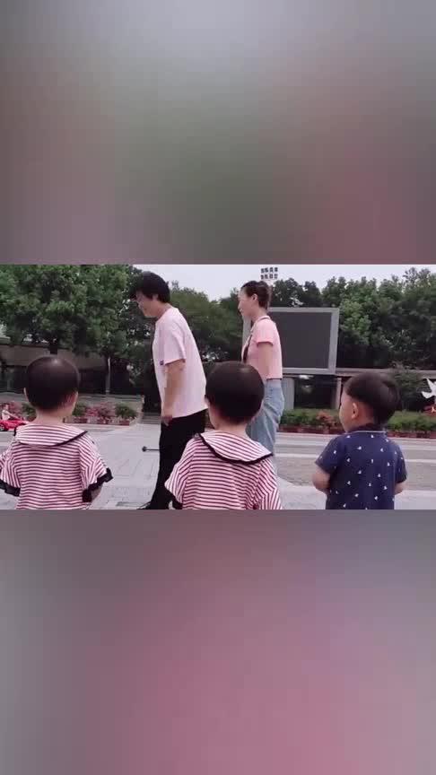 都说龙凤三胞胎哥哥跟奶奶亲关键时刻还是跟妈妈亲奶奶伤心了