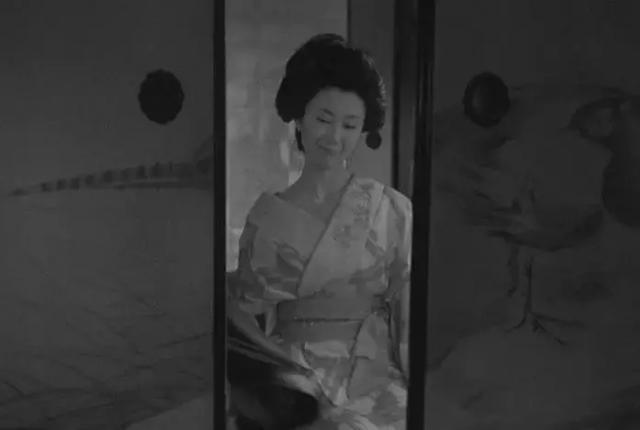 对于岛村的态度,驹子似乎是明白的,自己的努力并未被岛村看在眼里,但
