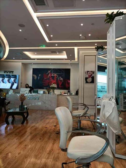 东田造型(恒隆广场店)-"听朋友介绍说店长英强弄头发