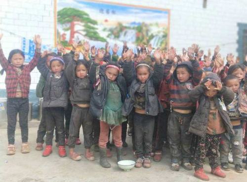 为家庭贫困造成失学,辍学的孩子进行捐款资助,帮助他们完成学业.