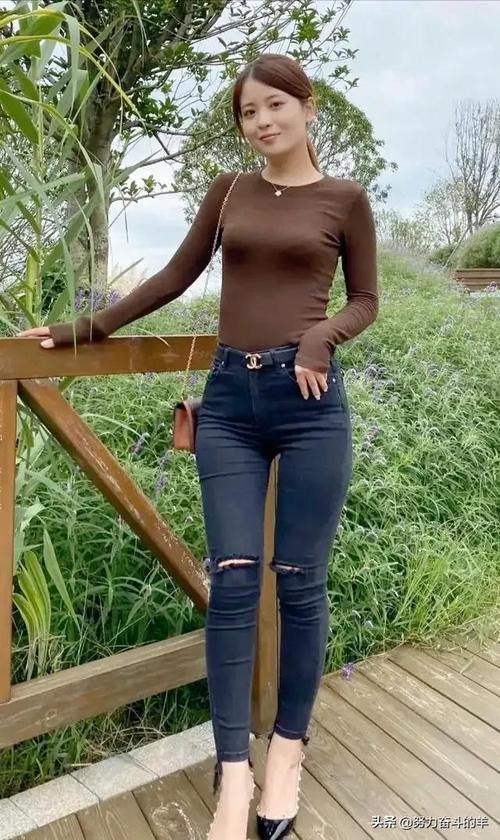 紧身裤搭配高跟鞋凹凸有致的身材令人羡慕