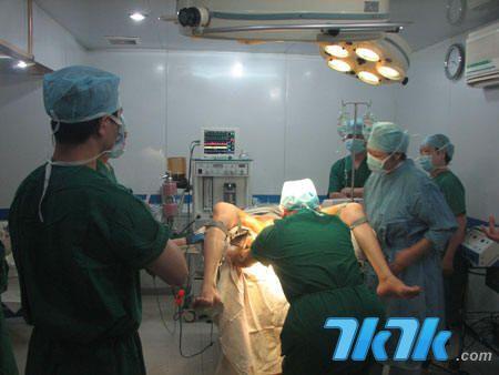 某男子在进行变性手术