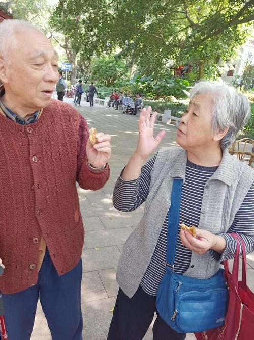 姑妈和姑爹说:"五毛钱两个".不贵,不贵.