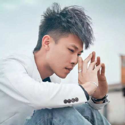 "草根网红"许华升,一场直播赚200万,一辆车挂两地车牌