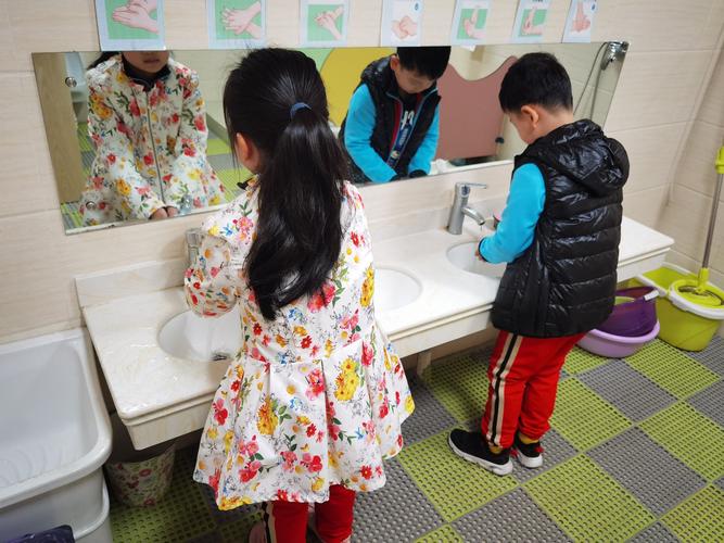 七步洗手法洗手,把小手洗得干干净净.