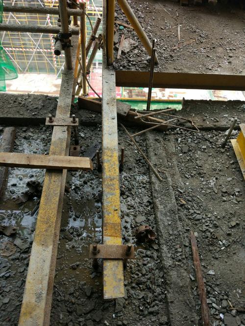 卸料平台预埋件高度不够,已通知标段立即整改.禁止使用.