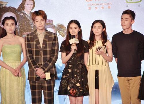 图赵丽颖安悦溪合照互搂对方戏外的感情更加地深厚