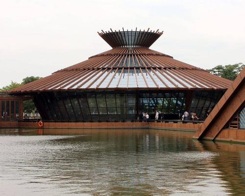 广富林文化展示馆位于漂浮在水中的大屋顶和圆形建筑内,整个展览空间