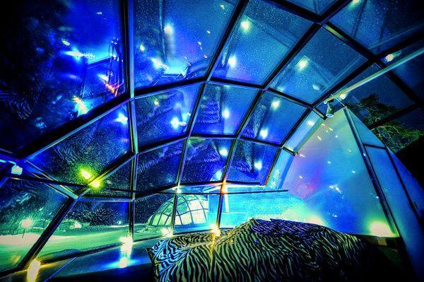 在唯美的冬日来到芬兰,惬意躺在玻璃屋内仰望星空,追寻极光的同时,也