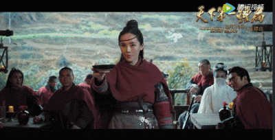 善于拿捏各种角色,演技过硬的她此次以潇洒利落的造型出演女镖师,从