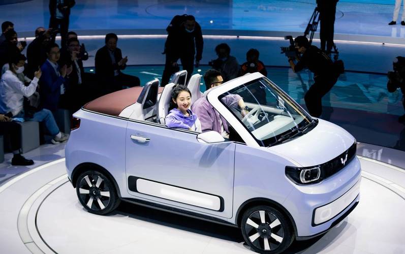 五菱宏光miniev敞篷版路试曝光,配电动软顶/2022年上市