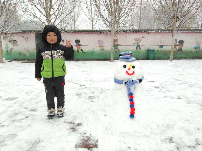 幼儿园2018户外活动堆雪人