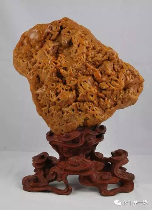 除此之外,黄蜡石的皮纹诡谲多变,丰富生动,往往构成了耐人寻味的各种