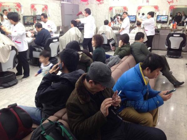 二月二龙抬头:市民凌晨排队剃头 老字号备足龙食