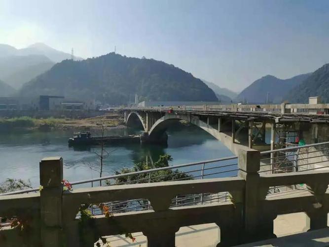 紫金大桥位于新安江大坝下游约1.