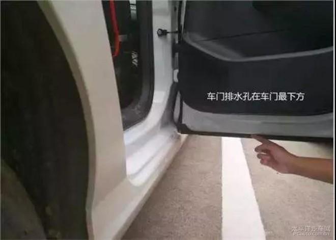 由于其排水孔位置较低,长期行驶在泥泞路面的车辆,排水孔处容易被淤泥