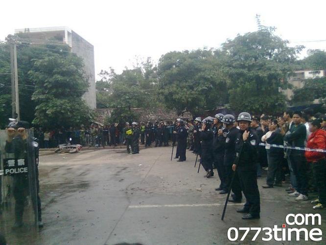 【转载】东兴 兴宁市场路口海关撞人车被烧毁~ 相片.