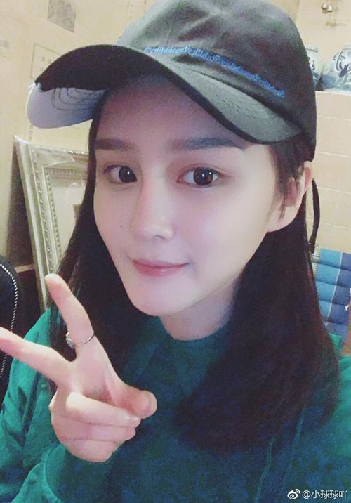 赵本山女儿球球直播承认整容:对比我和我爸就知道了