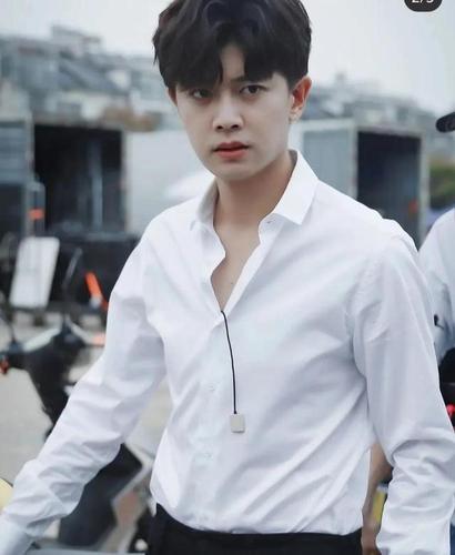 任嘉伦白衬衫绝了!皮肤被衬托更白皙,难怪被称赞