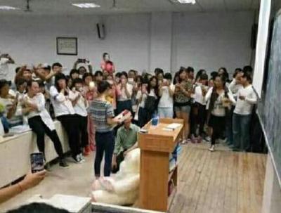 9月17号,河南商丘医专某女新生被教官表白,表白现场教官强吻该女生.