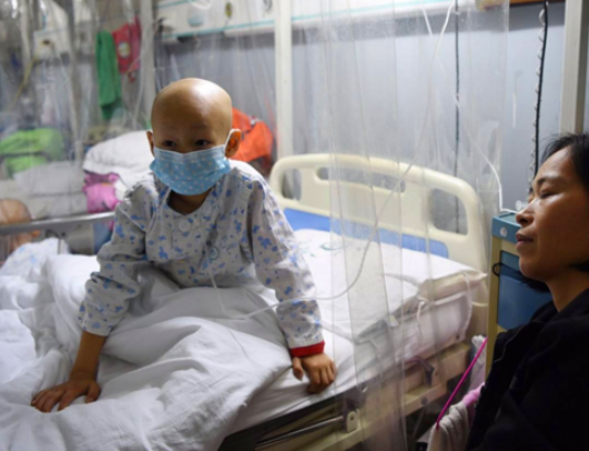 牙龈出血,四肢出血等症状,就要带宝宝去医院检查了,可能是白血病的