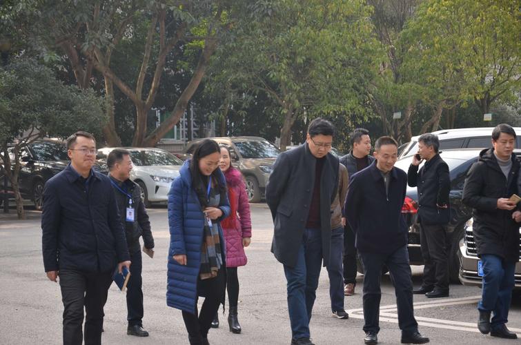 潼南区纪委书记于贵生到古溪中学校慰问退休教师