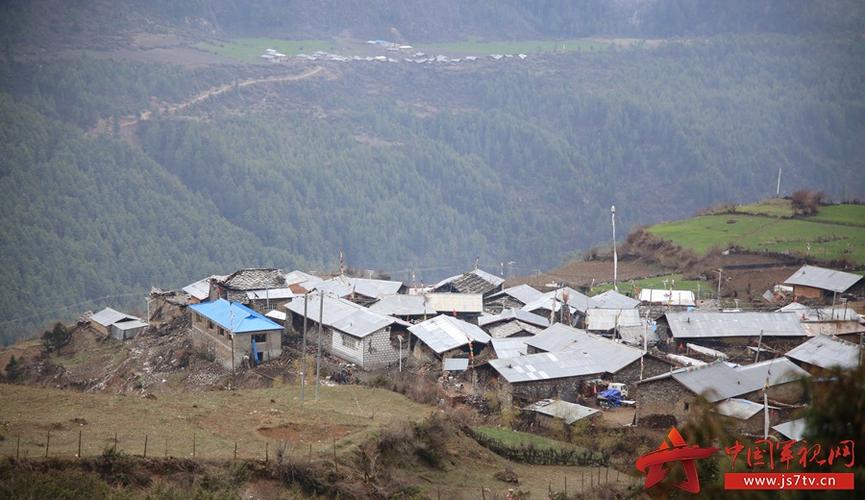 武警官兵进入吉隆县受灾最严重地区展开救援