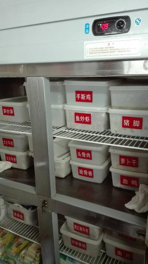 示范街餐饮单位冰箱按规范要求贴标识牌.
