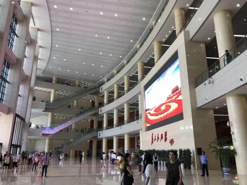 "银川市市民大厅是宁夏最大的政务服务综合体,有700多个