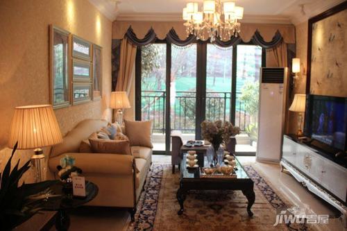 恒大翡翠龙庭-99平样板间客厅-86