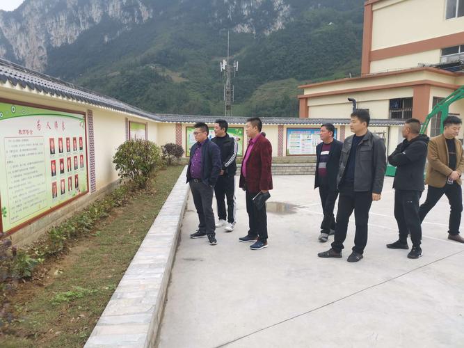 会上,庙坝镇中心学校黄健伟校长向中和镇中心学校团队表示最