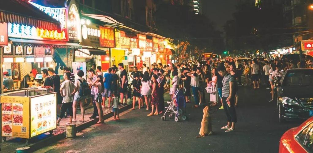 成都建设路又04叒翻红!排队一万米!扫完街的我们你