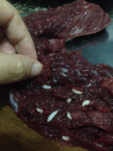 今天买的牛肉里有这些像米粒是什么东西?