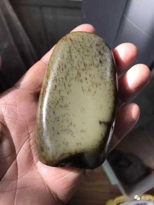 这是一种糖沁,在沙枣青里经常出现,一般青玉籽料不会出现这样的情况