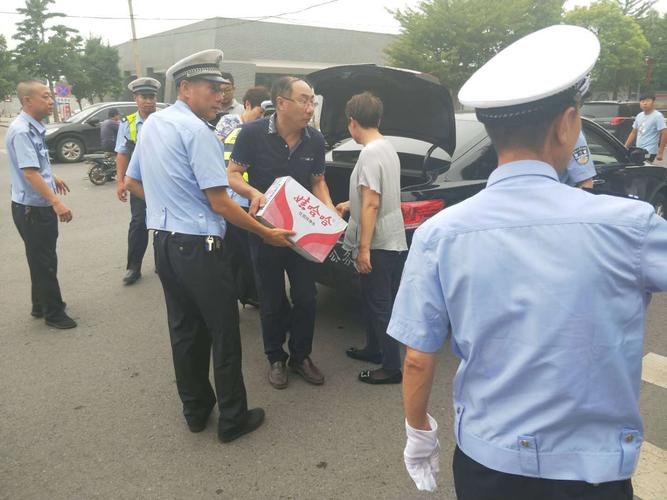 交警战酷暑 爱心送清凉 民建秦皇岛市山海关区委慰问