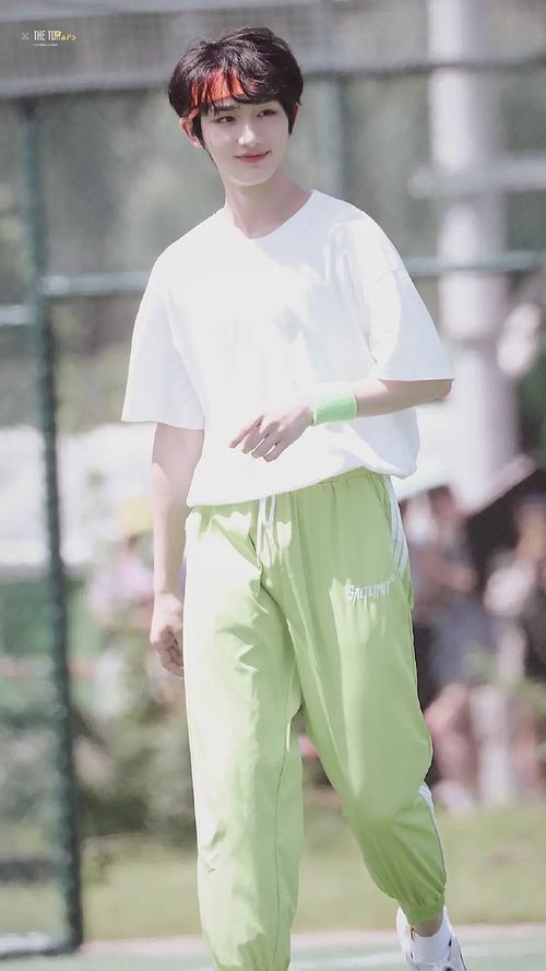 丁程鑫运动会神图 狠狠砸向我吧