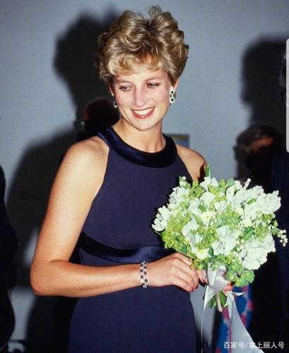 英伦玫瑰风采之一:看戴安娜王妃一组绝美照片,教你新年如何穿搭