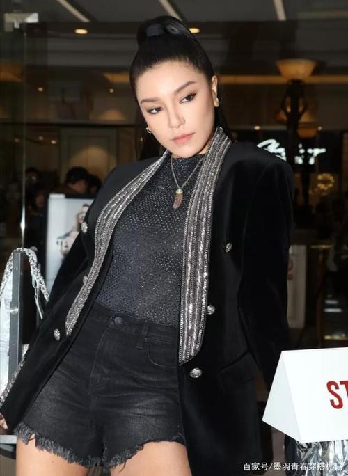 09届超女江映蓉罕见亮相,西装短裤秀美腿,欧美脸网友