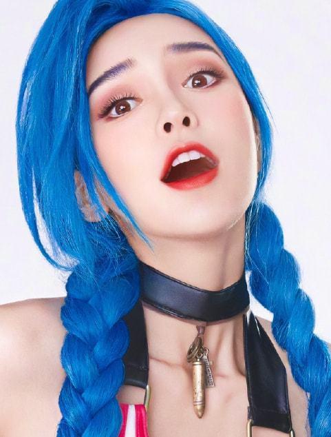 baby晒最新cos照,蓝色麻花辫俏皮十足,网友:是金克丝本人了|杨颖_网易