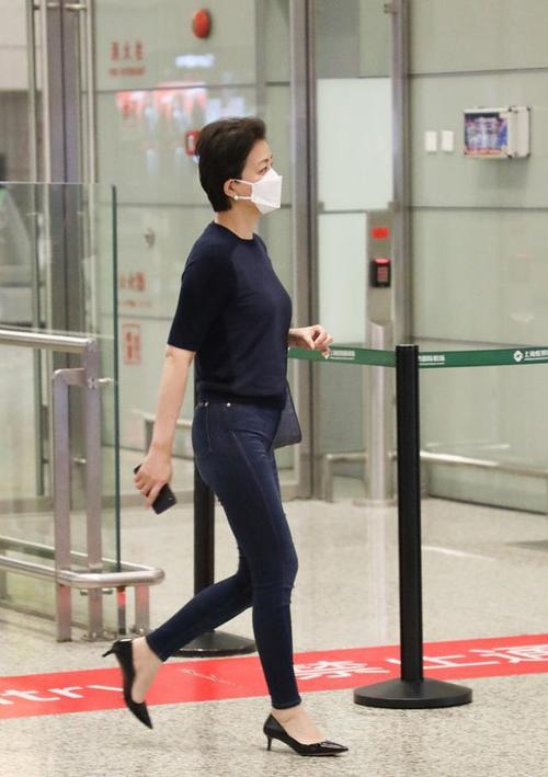 杨澜真是藏得挺深的,这么好的身材配上紧身裤,不仅高级还时尚