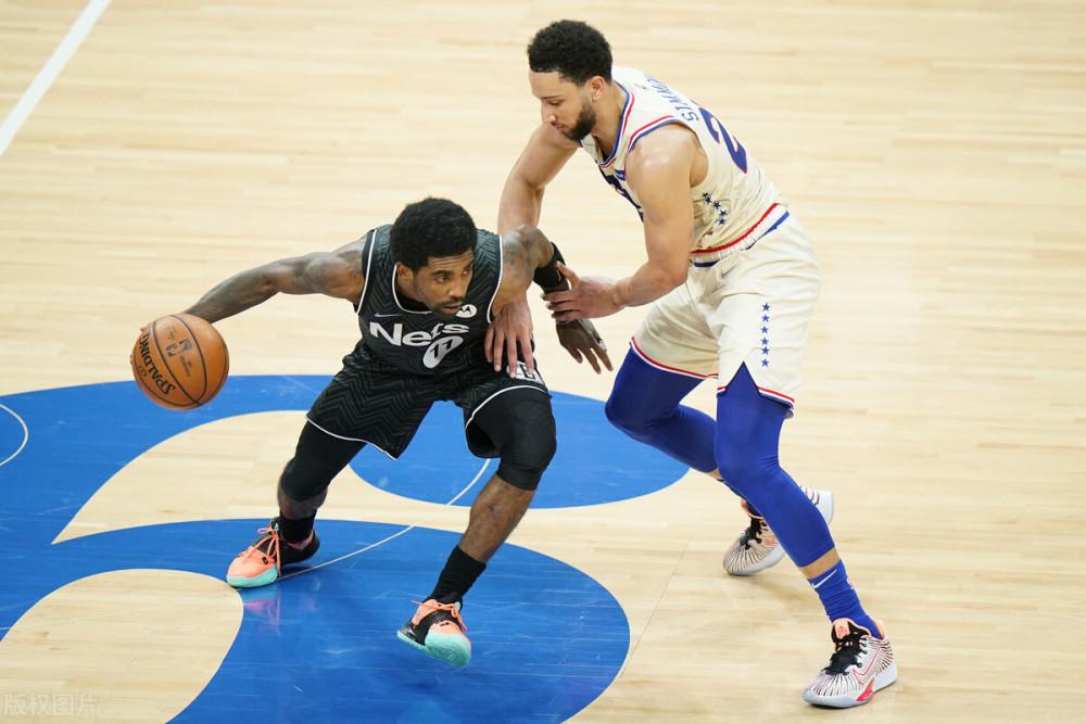 西蒙斯在后卫线上, 拥有大前锋的身高和臂展,但是盖帽数却如此之低