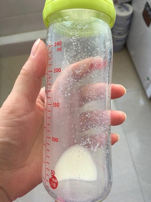 奶粉冲出来后有很多小颗粒正常吗?