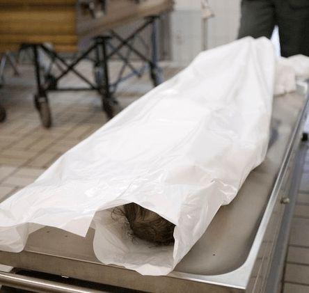 男子死后三天,儿子梦到爸爸,说有东西压着,掀开白布后