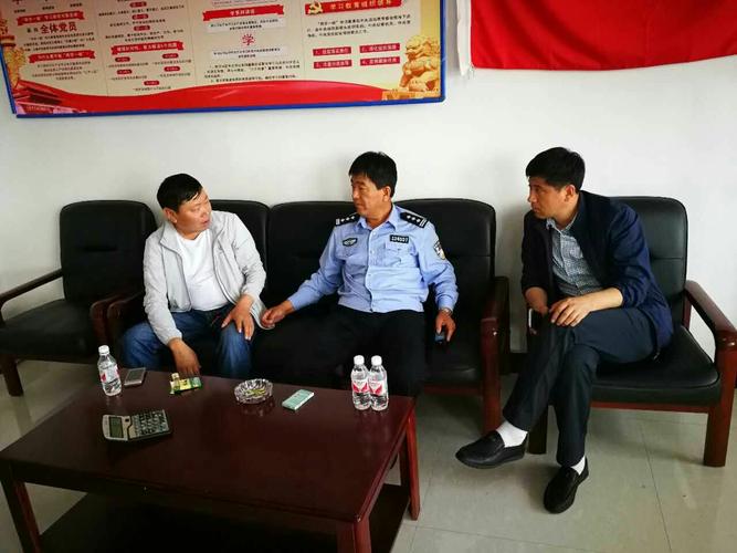 市公安局副局长交警大队大队长张晓春率队深入到所包扶的贫困村海北镇