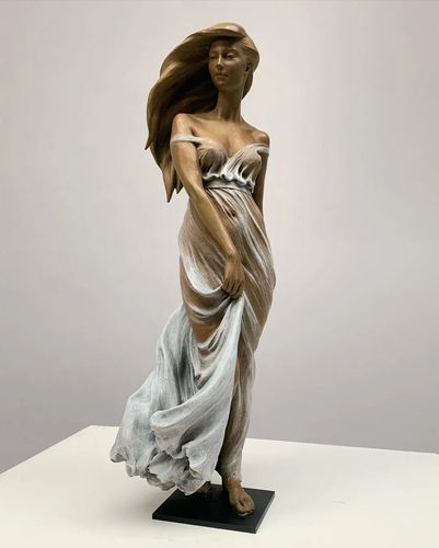 央美才女手中的人体雕塑顾盼生姿犹如仙女下凡令人惊艳